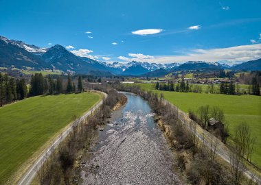 Allgaeu Alplerindeki Iller Vadisi 'nin havadan çekilmiş fotoğrafı Almanya' nın Bavyera kentindeki Oberstdorf 'un yanında.