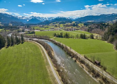 Allgaeu Alplerindeki Iller Vadisi 'nin havadan çekilmiş fotoğrafı Almanya' nın Bavyera kentindeki Oberstdorf 'un yanında.