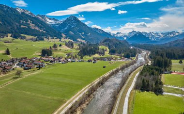 Allgaeu Alplerindeki Iller Vadisi 'nin yukarısında, Almanya' nın Bavyera kentindeki Oberstdorf 'un yanındaki Schllang köyünün havadan çekilmiş fotoğrafı.