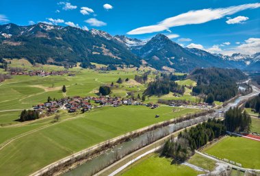 Allgaeu Alplerindeki Iller Vadisi 'nin yukarısında, Almanya' nın Bavyera kentindeki Oberstdorf 'un yanındaki Schllang köyünün havadan çekilmiş fotoğrafı.