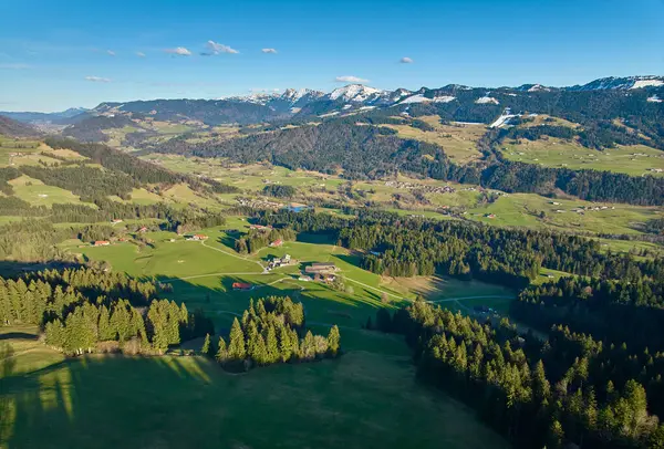 İlkbaharın başlarında Sulzberg, Vorarlberg, Avusturya yakınlarındaki Bregenz Orman Dağları 'nda hava manzarası fotoğrafı