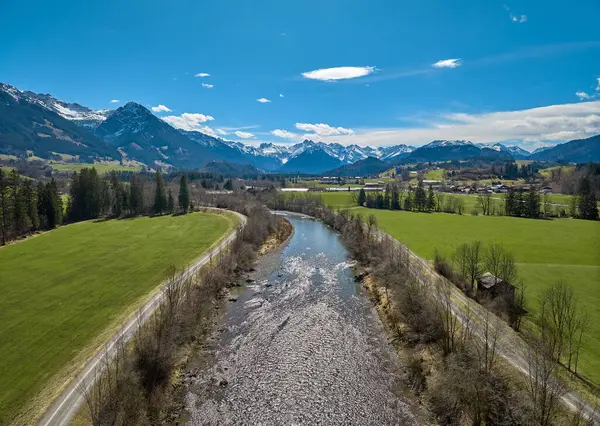Allgaeu Alplerindeki Iller Vadisi 'nin havadan çekilmiş fotoğrafı Almanya' nın Bavyera kentindeki Oberstdorf 'un yanında.