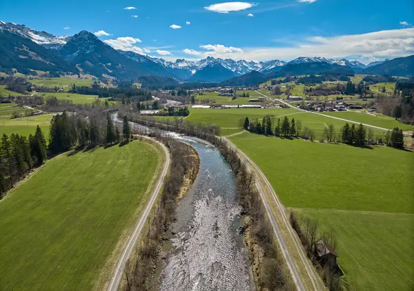 Allgaeu Alplerindeki Iller Vadisi 'nin havadan çekilmiş fotoğrafı Almanya' nın Bavyera kentindeki Oberstdorf 'un yanında.