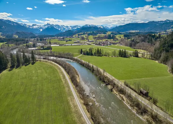 Allgaeu Alplerindeki Iller Vadisi 'nin havadan çekilmiş fotoğrafı Almanya' nın Bavyera kentindeki Oberstdorf 'un yanında.