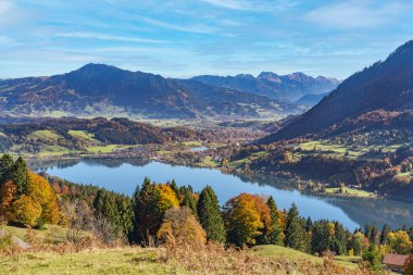 Immenstadt yakınlarındaki Alpsee Gölü 'nün üzerindeki sonbahar havasında arka planda Gruenten zirvesi, Allgaeu, Bavyera, Almanya