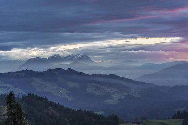 İsviçre Alpleri 'ndeki Saentis Dağı' nda gün batımında Bregenzerwald, Avusturya, Vorarlberg ve Manzara