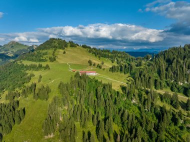 Oberstaufen, Steibis, Allgaeu Alps, Bavyera, Almanya yakınlarındaki Nagelfluh dağlarının panoramik manzarası.
