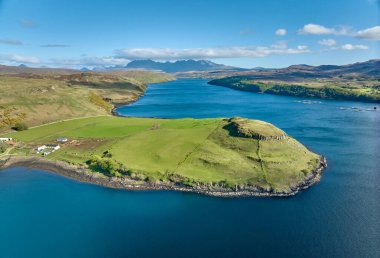Arka planda Black Cuillins dağ zinciri olan Skye Adası 'ndaki panoramik hava manzarası, İç Melezler, İskoçya, İngiltere