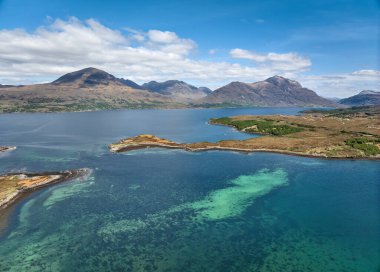 Batı İskoçya, İngiltere 'deki Shieldaig Gölü' nde panoramik hava manzarası
