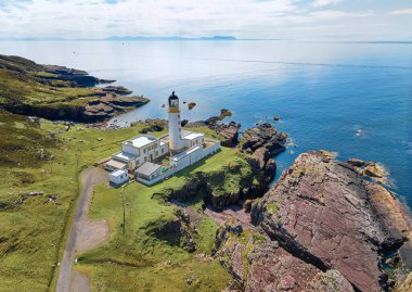 Batı İskoçya 'da Gairloch, İngiltere yakınlarındaki Rua Reidh kayalık kıyısındaki deniz feneri.