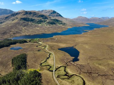 İskoçya 'nın kuzeyindeki A' Bhraoin Gölü 'ndeki İskoçya dağlarının hava fotoğrafı.