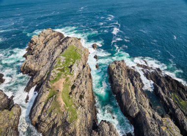 Kuzey İskoçya 'daki Strathy Pont' ta dalgalanan dalgalarla kayalık kayalıklar ve dalgalı deniz.