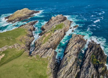 Kuzey İskoçya 'daki Strathy Pont' ta dalgalanan dalgalarla kayalık kayalıklar ve dalgalı deniz.