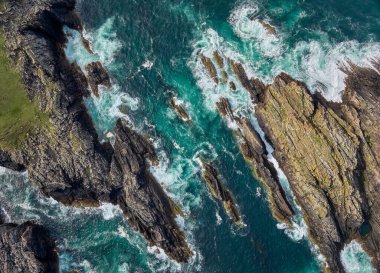 Kuzey İskoçya 'daki Strathy Pont' ta dalgalanan dalgalarla kayalık kayalıklar ve dalgalı deniz.