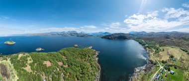 Batı İskoçya, İngiltere 'deki Shieldaig Gölü' nde panoramik hava manzarası
