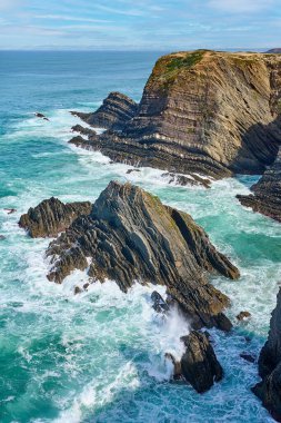 Cabo Raso 'daki kayalık kayalıklar, Algarve, Portekiz' in Atlantik kıyıları.
