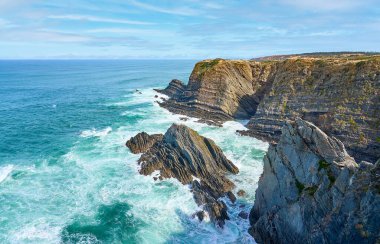 Cabo Raso 'daki kayalık kayalıklar, Algarve, Portekiz' in Atlantik kıyıları.