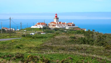 Cabo da Roca 'daki deniz feneri. Portekiz' in Atlantik Okyanusu kıyısındaki Cascais yakınlarında Avrupa 'nın en büyük tükürüğü.