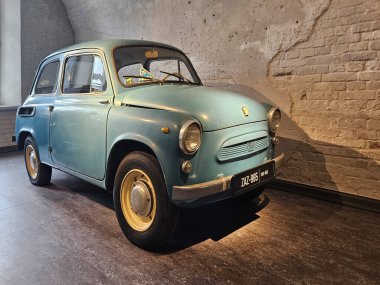 Daugavpils, Letonya - 02 Temmuz 2023: Retro araba. Eski arabalar ışıkların altına konur. ZAZ 965