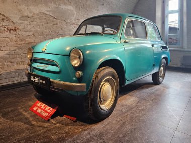 Daugavpils, Letonya - 02 Temmuz 2023: Retro araba. Eski arabalar ışıkların altına konur. ZAZ 965