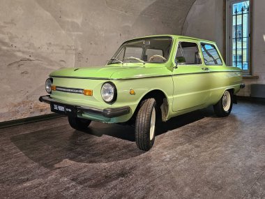 Daugavpils, Letonya - 02 Temmuz 2023: Retro araba. Eski arabalar ışıkların altına konur. ZAZ 968M