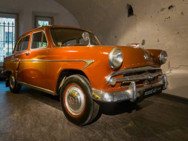 Daugavpils, Letonya - 02 Temmuz 2023: Retro araba. Eski arabalar ışıkların altına konur. MOSKVIC 407