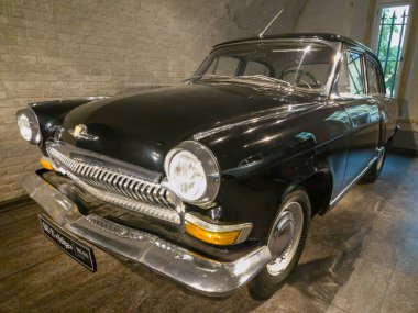 Daugavpils, Letonya - 02 Temmuz 2023: Retro araba. Eski arabalar ışıkların altına konur. GAZ 21 Volga