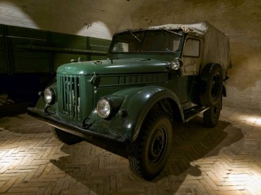 Daugavpils, Letonya - 02 Temmuz 2023: Retro araba. Eski arabalar ışıkların altına konur. Yumuşak çatılı araba.