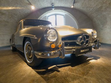 Daugavpils, Letonya - 02 Temmuz 2023: Retro araba. Eski arabalar ışıkların altına konur. Mercedes-benz