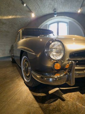 Daugavpils, Letonya - 02 Temmuz 2023: Retro araba. Eski arabalar ışıkların altına konur. Mercedes-benz