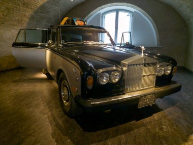 Daugavpils, Letonya - 02 Temmuz 2023: Retro araba. Eski arabalar ışıkların altına konur. Rolls-royes