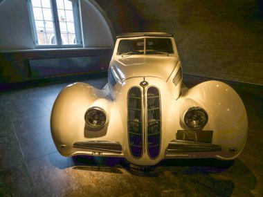 Daugavpils, Letonya - 02 Temmuz 2023: Retro araba. Eski arabalar ışıkların altına konur. BMW