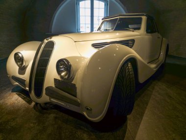 Daugavpils, Letonya - 02 Temmuz 2023: Retro araba. Eski arabalar ışıkların altına konur. BMW