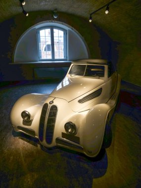 Daugavpils, Letonya - 02 Temmuz 2023: Retro araba. Eski arabalar ışıkların altına konur. BMW