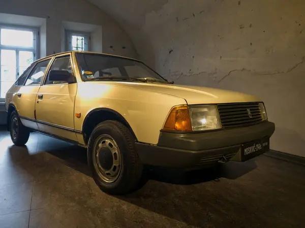Daugavpils, Letonya - 02 Temmuz 2023: Retro araba. Eski arabalar ışıkların altına konur. MOSKVIC 2141S