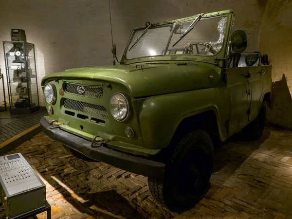 Daugavpils, Letonya - 02 Temmuz 2023: Retro araba. Eski arabalar ışıkların altına konur. UAZ