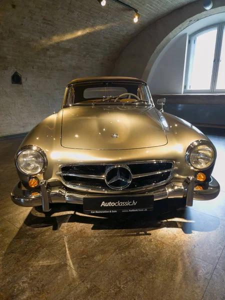 Daugavpils, Letonya - 02 Temmuz 2023: Retro araba. Eski arabalar ışıkların altına konur. Mercedes-benz