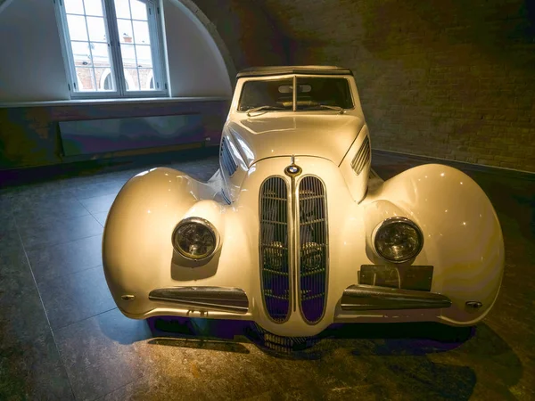 Daugavpils, Letonya - 02 Temmuz 2023: Retro araba. Eski arabalar ışıkların altına konur. BMW