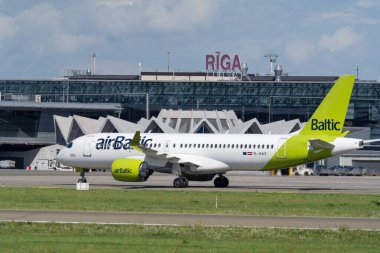 Marupe, Letonya - 4 Ağustos 2023 - Riga havaalanı terminali ve Letonya Havaalanı uçakları ön planda