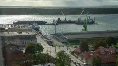 Klaipda, Litvanya - 2023.10.05 - Bir fırtına sırasında Klaipeda limanının Timelapse Manzarası. Yüksek binadan görünüm.