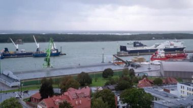 Klaipda, Litvanya - 2023.10.05 - Bir fırtına sırasında Klaipeda limanının Timelapse Manzarası. Yüksek binadan görünüm.