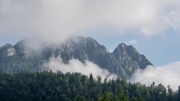 在雾中低角拍摄的一座山 从波兰一侧俯瞰塔特拉山 吉洪峰 — 图库视频影像