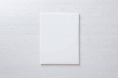 Sanat resimleri ve fotoğraf sunumu için dikey boş tablo çerçeve modeli. Yerde yatıyordu.