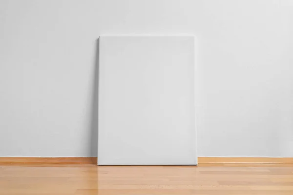 Čisté Umělecké Plátno Opřené Bílou Zeď Parketová Podlaha Odrazem — Stock fotografie
