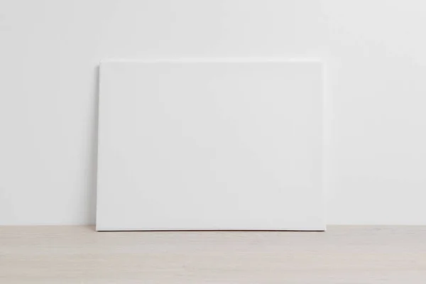 Kunstdoek Een Horizontale Positie Vloer Leunend Tegen Een Witte Muur — Stockfoto