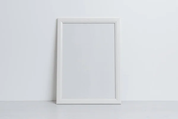 Biały Obraz Ramki Makieta Opierająca Się Ścianę Czysta Pusta Powierzchnia — Zdjęcie stockowe
