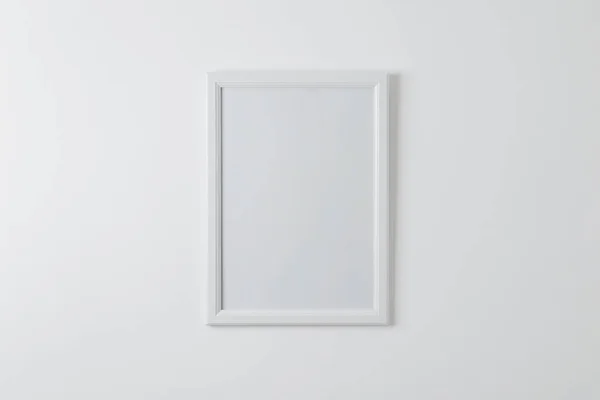 在干净的墙壁上 空的相框被模仿 空白表面用于复制或艺术展示 白色木制框架 — 图库照片