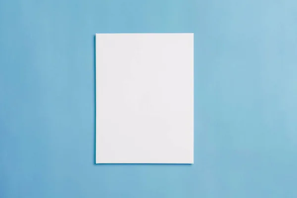 Tela Branca Vazia Piso Azul Para Apresentação Pintura Vista Superior — Fotografia de Stock