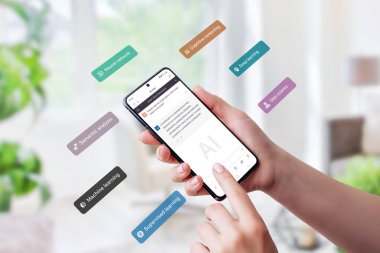 Sohbet robotu uygulaması kullanan akıllı telefon ve semantik analiz, derin öğrenme ve sinirsel ağları temsil eden uçan konsept kutular. Makine öğrenimi gibi yapay zeka teknolojilerinin günlük kullanım için kullanıcı dostu uygulamalara entegrasyonunu gösterir