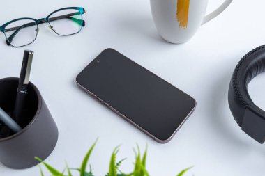 Ofis masasında boş bir telefon. Profesyonel iş kompozisyonu